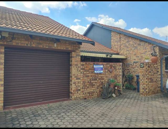 2 BEDROOM TOWNHOUSE FOR SALE IN WILRO PARK